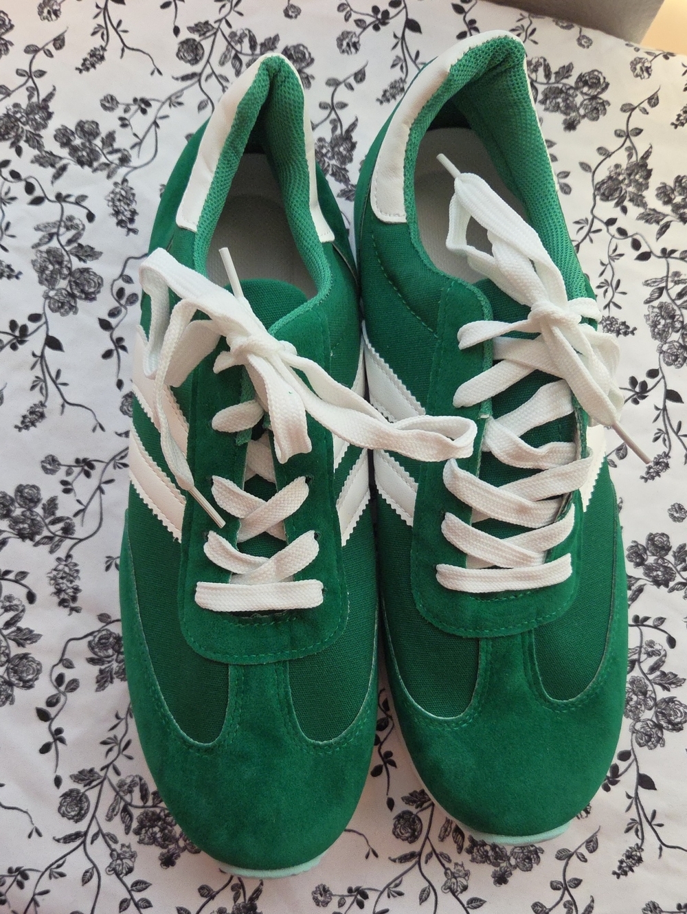 Size 9 sneakers new